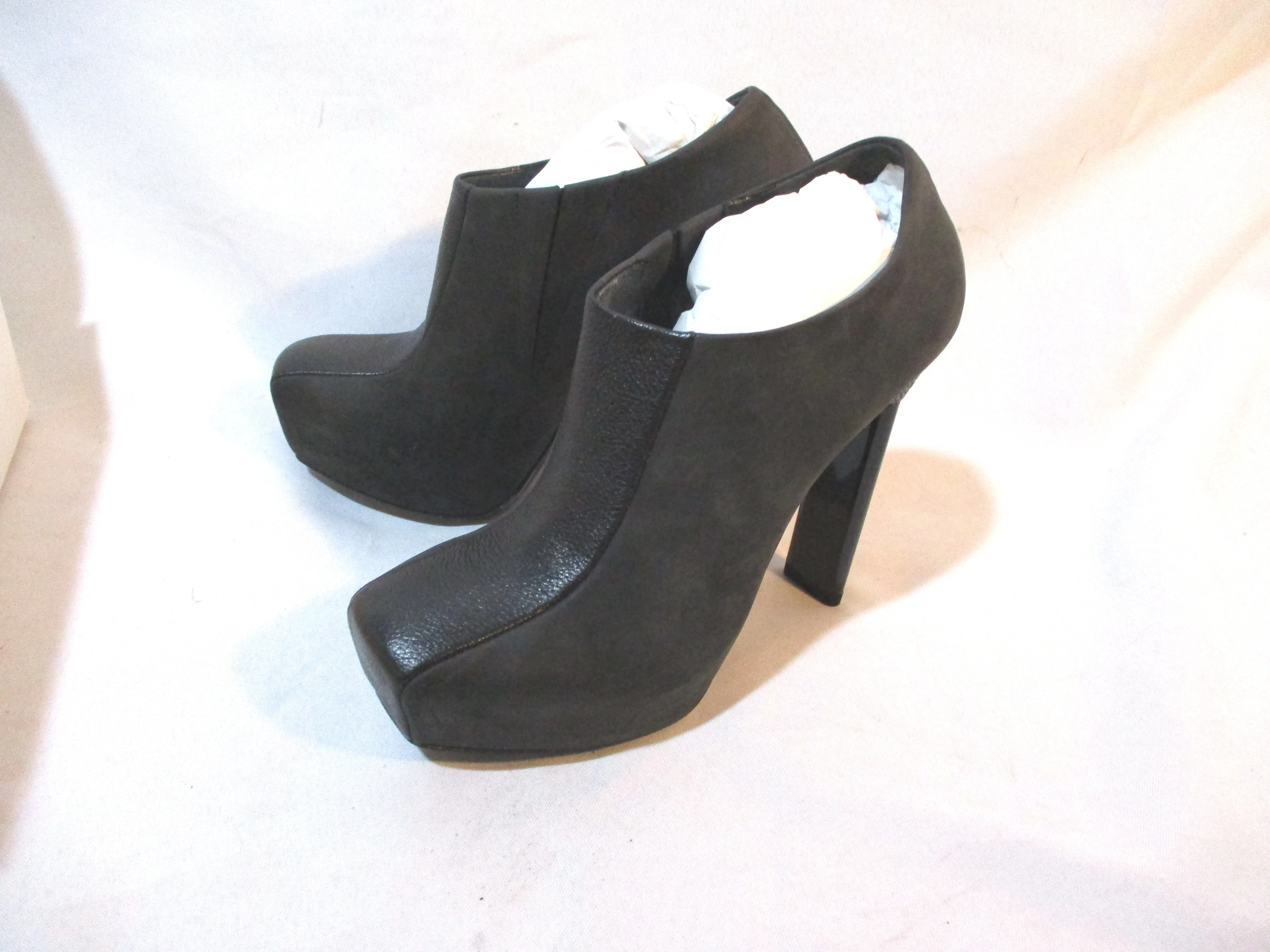 NEW NIB BALENCIAGA NUBUCK Leather Ankle BOOT Bootie 38 BLACK